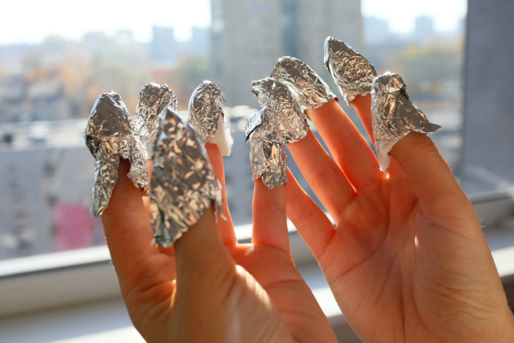 Nail gel polish removal using foil pieces